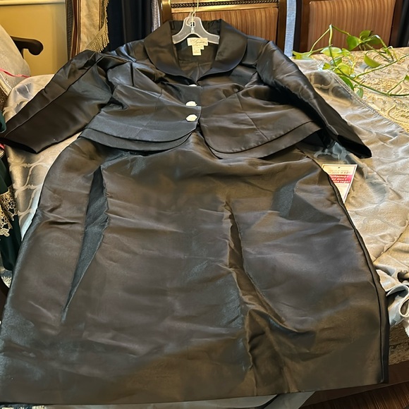 EY SIGNATURE Dresses & Skirts - NWT CLASSIC CHIC SUIT SIZE 16 W